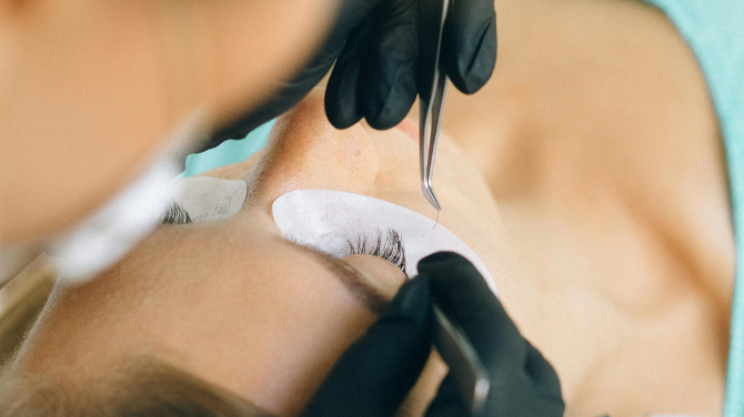 How to Become an Eyelash Technician